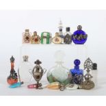 Konvolut Snuffbottles & Flakons20. Jh., Silber/Zinn/verschiedene Metalle/Glas/Porzellan/Perlmutt, in