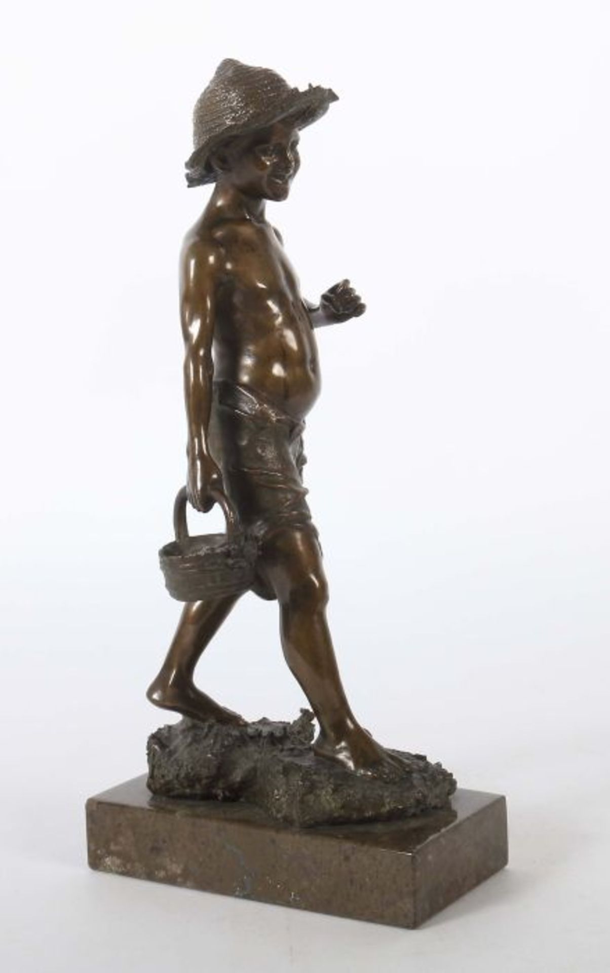 Bildhauer des 19./20. Jh."Knabe mit Korb", Bronze patiniert, vollplastische Figur eines Jungen mit - Bild 3 aus 4