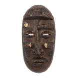 Maske der Dan mit NagelbeschlagElfenbeinküste/Liberia, Holz, geschwärzt, H: 37 cm.- - -25.00 %