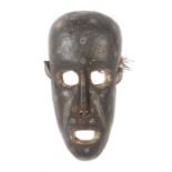 Maske der KumuDR Kongo, Holz geschwärzt, mit weißen und rotbraunen Gesichtstupfen, H:.25 cm.- - -
