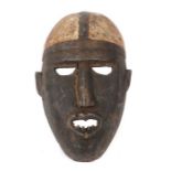 Maske der KongoDR Kongo, Holz, mit geschnitzter und weiß gekalkter Kopfbedeckung, H: 30 cm.- - -25.