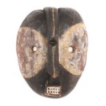Geschwärzte Maskewohl Zentralafrika, Holz, mit gekalkten Augenpartien, H: 30 cm.- - -25.00 % buyer's