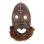 Maske der DanElfenbeinküste/Liberia, Holz geschwärzt, mit Bastbart, Blech- und Nagelbeschlag, H: