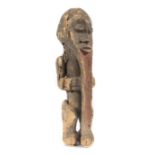 Standfigur der MambilaKamerun, Holz, Figur mit rotbraunem Bart H: 59 cm.- - -25.00 % buyer's premium