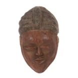 Maske der YorubaNigeria, Holz, rotbraun und schwarz eingefärbt, mit geschnitzten Narben, H: 34