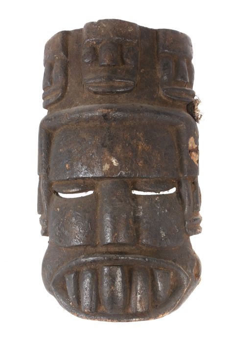 Maske mit mehreren MaskengesichternNigeria (?), Holz geschwärzt, H: 48 cm.- - -25.00 % buyer's