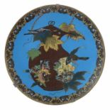 Cloisonné-TellerJapan, um 1900, Cloisonné-Teller mit Darstellung eines Früchtekorbes mit Vögeln