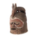 Helmmaskewohl DR Kongo, Holz, schwarz und rot eingefärbt, bekrönt mit Tierschnitzerei, H: 40