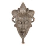 Fein geschnitzte MaskeElfenbeinküste, graues Holz, Maske mit Narbenschmuck und Kinnbart, H: 38