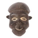 Maske der Bamileke mit weißen Augen und MundKameruner Grasland, Helmmaske mit menschlichtem