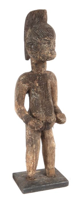 Standfigur der IbibioNigeria, Holz gefärbt, mit geschnitztem Haarkamm und Narbenschmuck, H: 110 cm.-