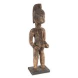 Standfigur der IbibioNigeria, Holz gefärbt, mit geschnitztem Haarkamm und Narbenschmuck, H: 110 cm.-
