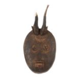 Goli-Maske der BauleElfenbeinküste, Holz geschwärzt und in Details weiß und rot eingefärbt, H: 50