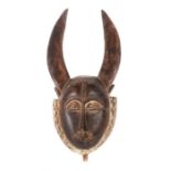 Antilopenmaske der YaureElfenbeinküste, Holz teilweilse gekalkt, H: 64 cm.- - -25.00 % buyer's