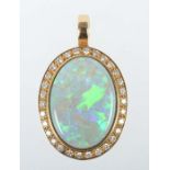 Großer Opal-Anhängermodern, Gelbgold 750, großer, ovaler Anhänger mit gefasstem Opal in flachem