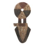 Bedu Brettmaske der NafanaElfenbeinküste, Holz schwarz-weiß-rotbraun eingefärbt, H: 108 cm.- - -25.