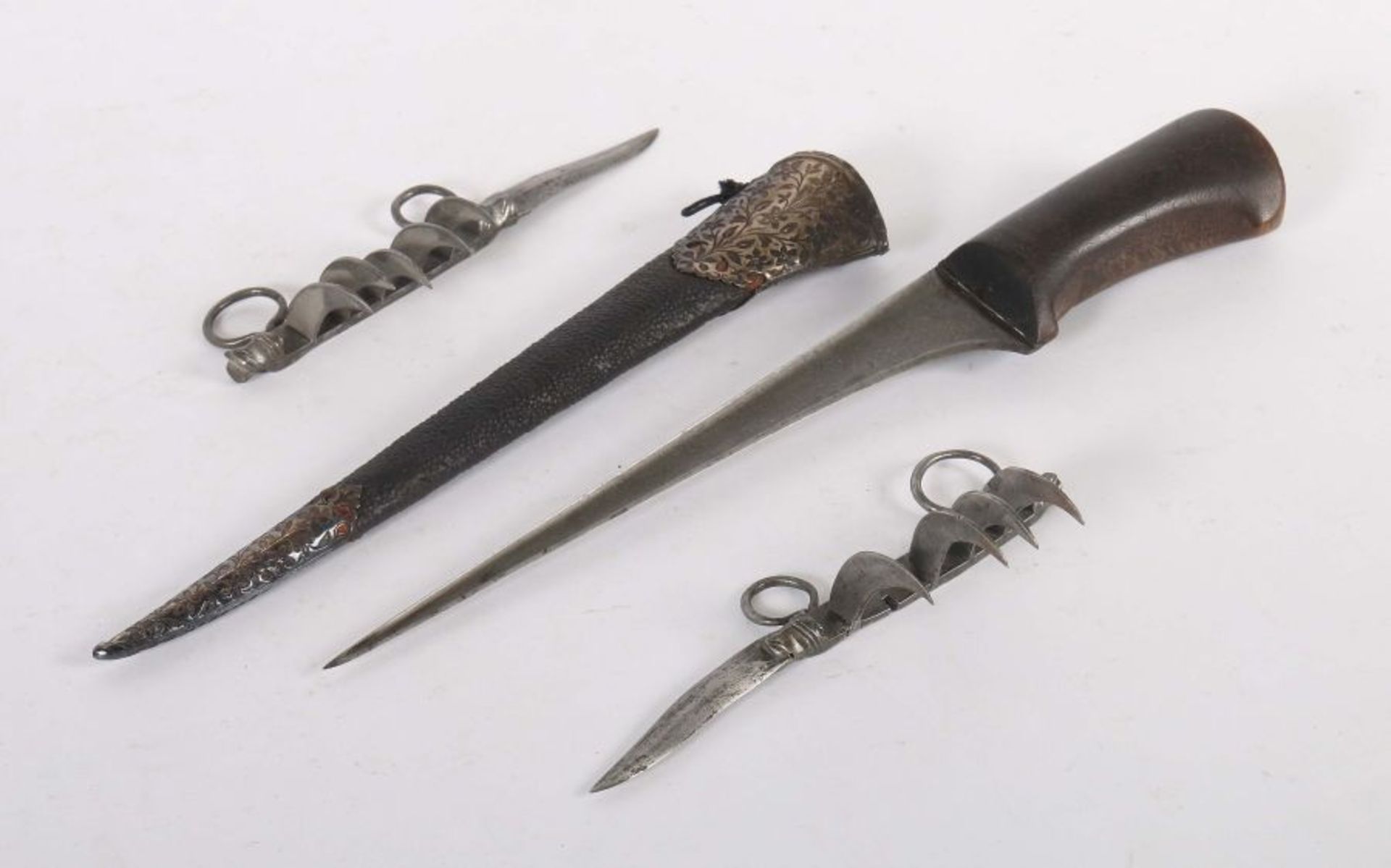 Pesh Kabz und zwei Messer mit Klingenkrallen19. Jh., afghanischer Dolch Pesh Kabz (u.a. auch bekannt - Bild 2 aus 2