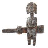 Türriegel der BambaraMali, Holz, in Form einer dreiköpfigen Frauenfigur, H: 48 cm.- - -25.00 %