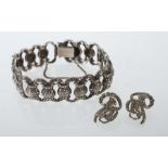 Armband und Ohrclips1950/60er Jahre, Silber 835/935, Armband mit scharnierten Elementen, rundum