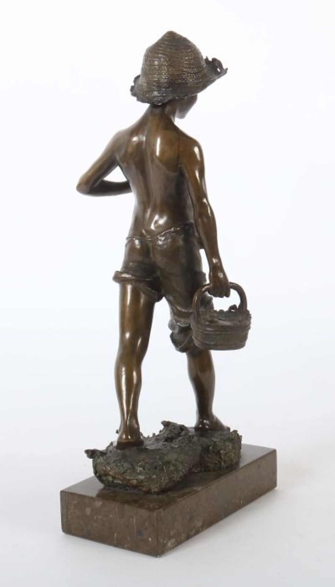 Bildhauer des 19./20. Jh."Knabe mit Korb", Bronze patiniert, vollplastische Figur eines Jungen mit - Bild 4 aus 4