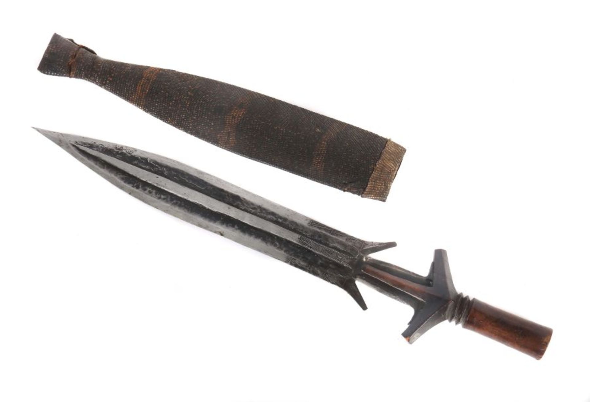 Kurzschwert der FangGabun u.a., zweischneidige Eisenklinge mit breitem Mittelgrat und Kerbdekor im