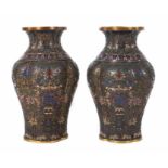Cloisonné-VasenpaarChina, 2. Hälfte 19. Jh., Kupfer/Cloisonné, geschwungene Vasenform mit vier