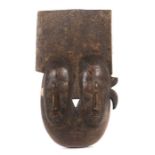 Doppelgesichtige Maske der DjiminiElfenbeinküste, Holz geschwärzt, mit brettartiger Bekrönung, H: 33