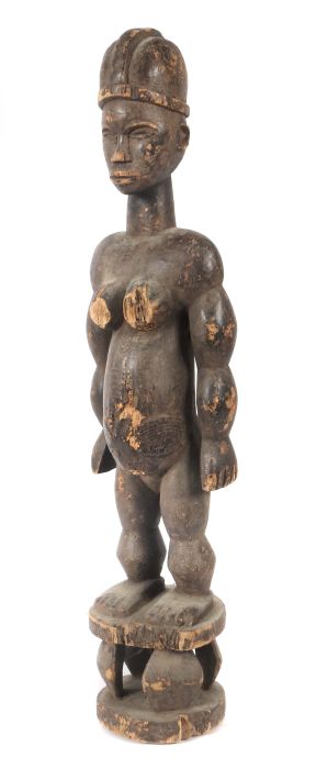 Weibliche StandfigurNigeria/Westafrika, Holz, Figur mit Kopfbedeckung, auf Hocker stehend, H: 80