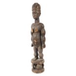 Weibliche StandfigurNigeria/Westafrika, Holz, Figur mit Kopfbedeckung, auf Hocker stehend, H: 80