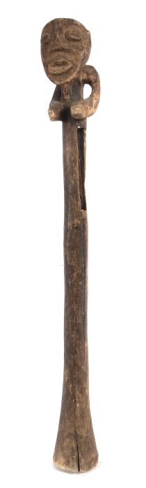 Trompete "tawong" der MambilaKamerun, Holz, in figürlicher Schnitzerei, H: 88 cm.- - -25.00 %