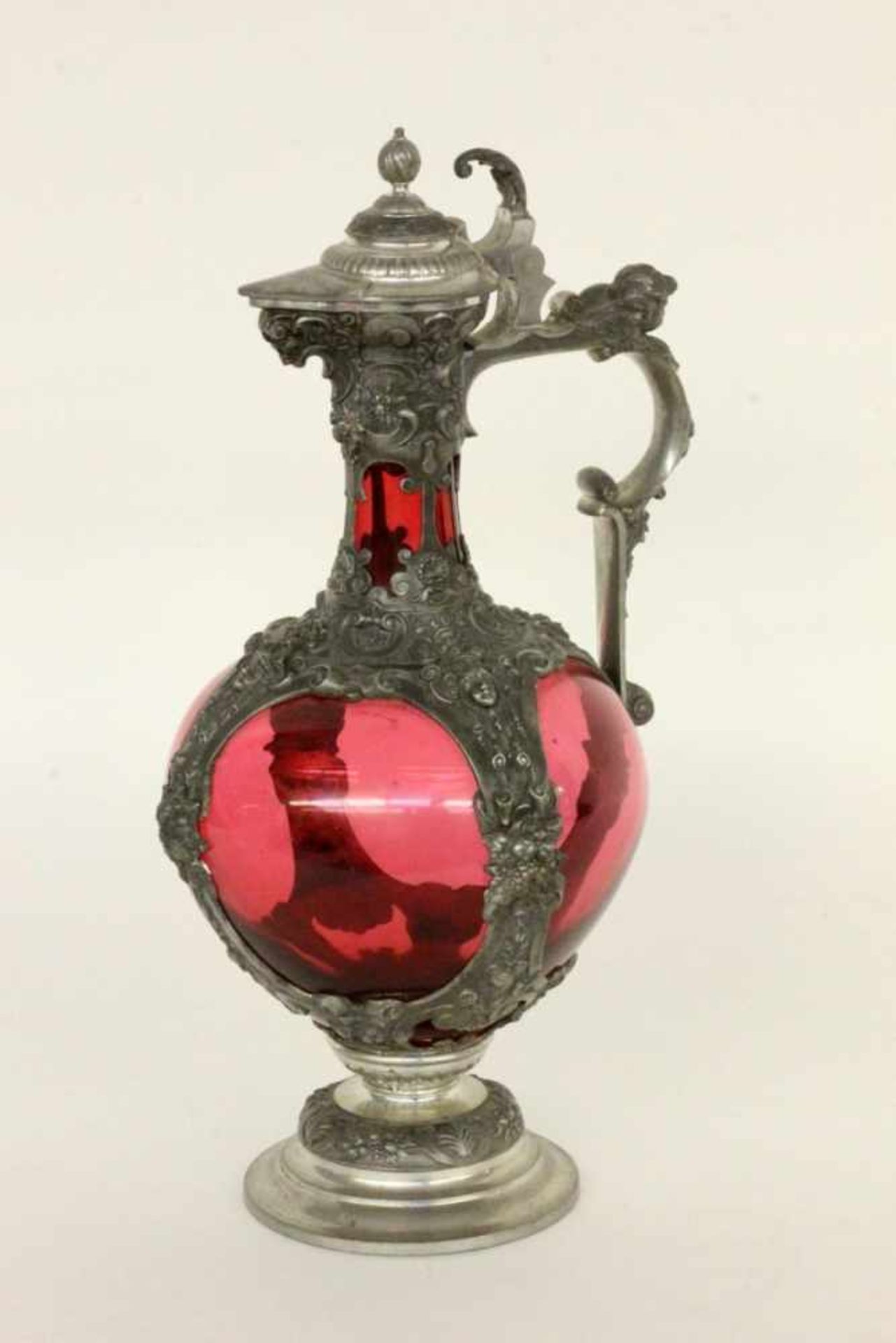 HISTORISMUS WEINKANNEDeutsch um 1890 Rubinrotes Glas mit reich verzierter Zinnmontur. H.28cm. Montur