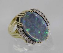 GROSSER OPAL-DAMENRING750/000 Gelbgold mit einer ovalen pfauenblauen Opaltriplette von ca.