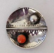 DESIGNERBROSCHESilber mit Korallen-Cabochon. D. 38mm