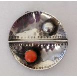 DESIGNERBROSCHESilber mit Korallen-Cabochon. D. 38mm