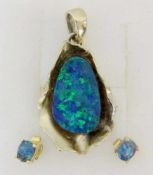 DESIGNERANHÄNGER UND PAAR OHRSTECKER585/000 Gelbgold mit pfauenblauen Edelopalen, ca. 35x20mm.