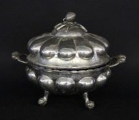 DECKELTERRINE MIT BUCKELDEKORVersilbertes Metall. Hammerschlagdekor. D.22cm, H.25cmA TUREEN WITH