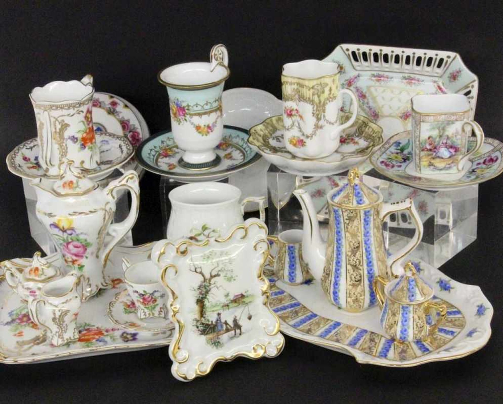 LOT VON 10 TEILEN PORZELLANSammeltassen, Puppenservice etvc., teils Limoges