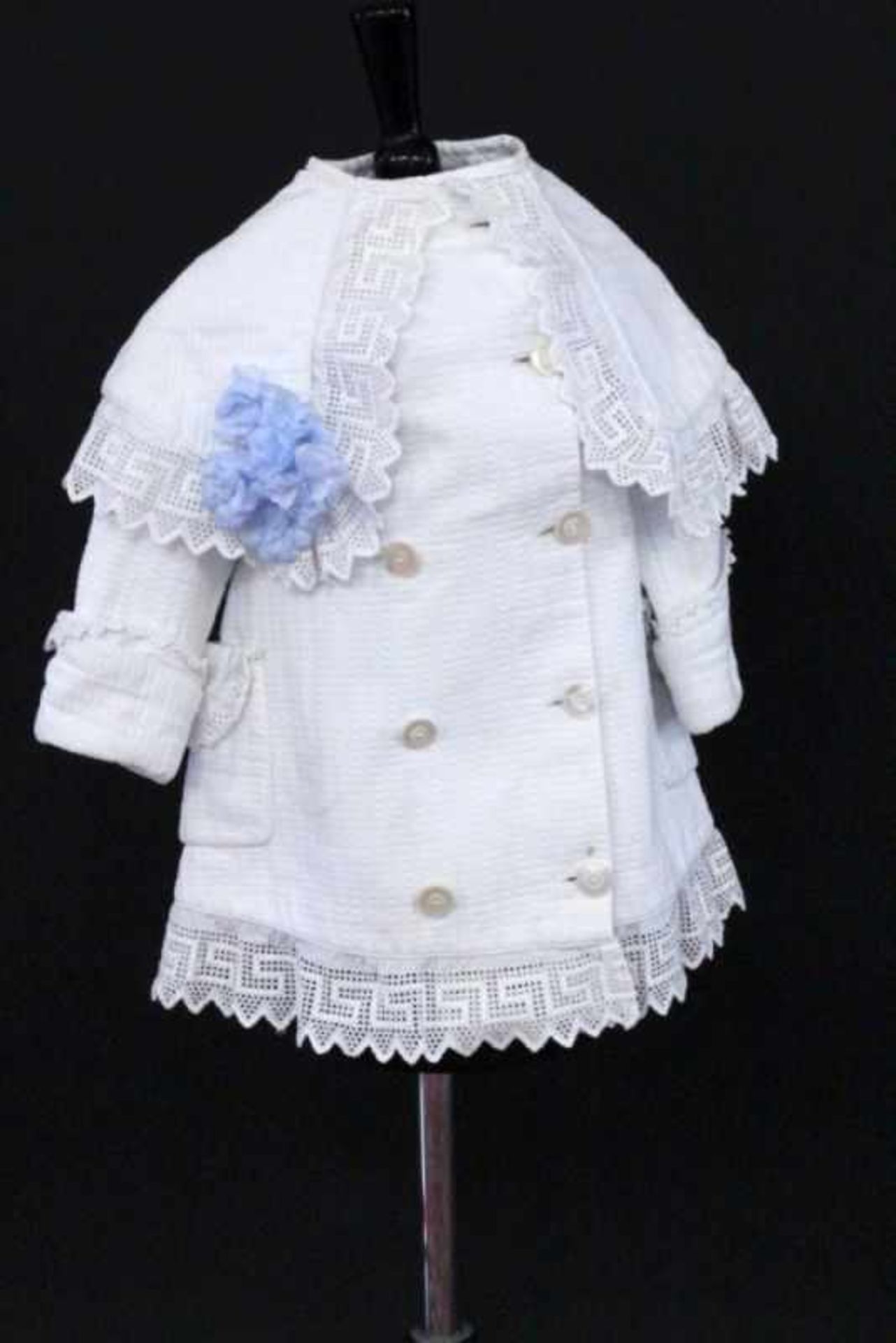 KINDERMANTELWeiß mit großem Kragen und Spitzenbesatz. L.53cmA CHILD'S OVERCOAT White with large