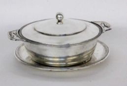 DECKELTERRINE MIT UNTERTELLERFrankreich, 20.Jh. Versilbertes Metall. Gemarkt. H.12cm, D.24,5cm