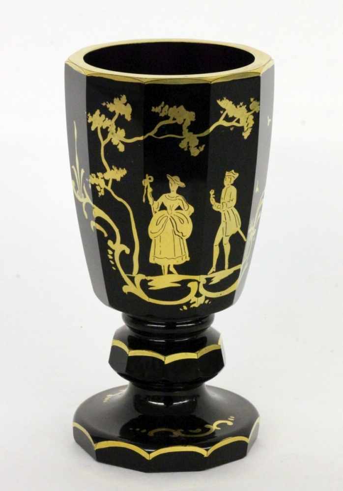 HOCHZEITSBECHERwohl Böhmen Geschliffenes, dunkelviolettes Hyalithglas mit Goldstaffage. H.16cm