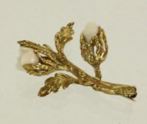 BLÜTENBROSCHE585/000 Gelbgold mit weißen Blüten aus Koralle (?). Brutto ca. 11,8g, L.5,5cmA FLORAL