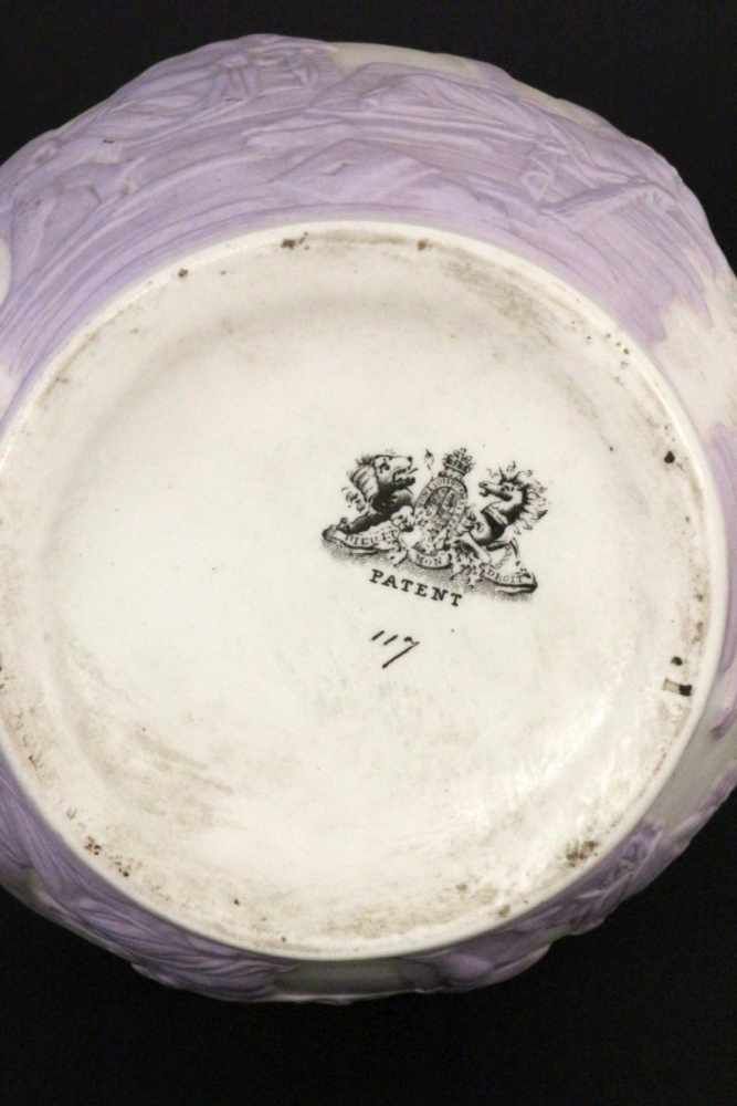 CAMEO DECKELKRUGWohl England um 1900 Opak weißes Pressglas mit violettem Überfang. Umlaufend - Image 2 of 2