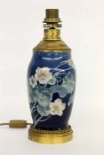 LAMPENFUSSPorzellan mit blau verlaufendem Fond und unter der Glasur gemalten Blumen.