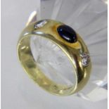 DAMENRING585/000 Gelbgold mit Saphir-Cabochon und 2 Brillanten von zus. ca. 0,4ct, W/vsi . Gr. 51,