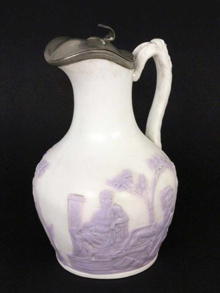 CAMEO DECKELKRUGWohl England um 1900 Opak weißes Pressglas mit violettem Überfang. Umlaufend