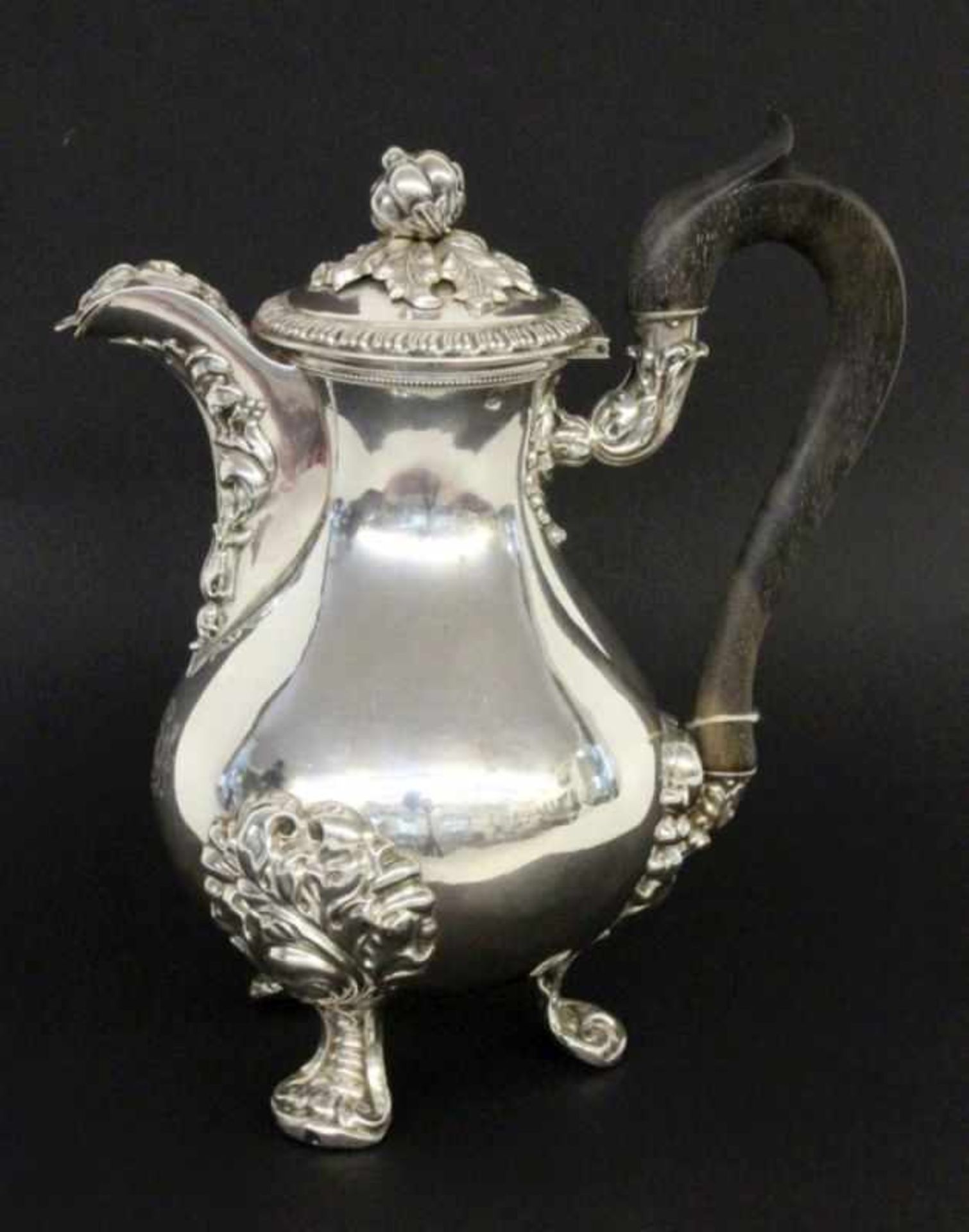 KAFFEEKANNEJean Francois Veyrat, Paris 1838 - 1840 Silber. Glatte Wandung mit aufgesetzten