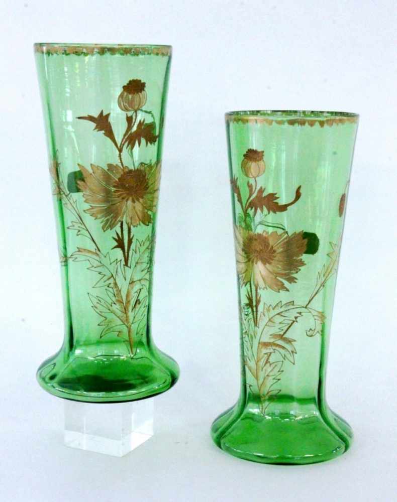PAAR JUGENDSTIL ZIERVASENFrankreich um 1900 Grünes Glas mit Blumendekor in Goldmalerei. H.35,5cmA