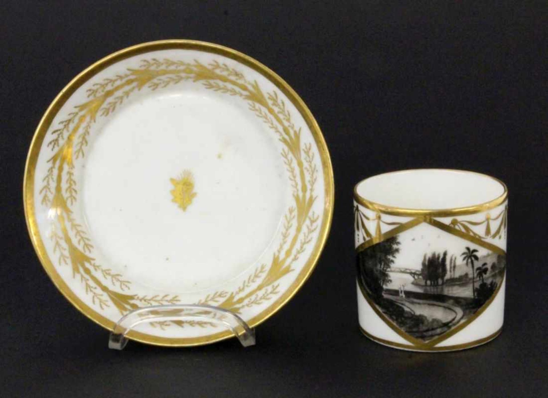 TASSE MIT U-TELLERAnsbach um 1800 Zylinderform mit Ohrenhenkel, tief gemuldeter Unterteller.