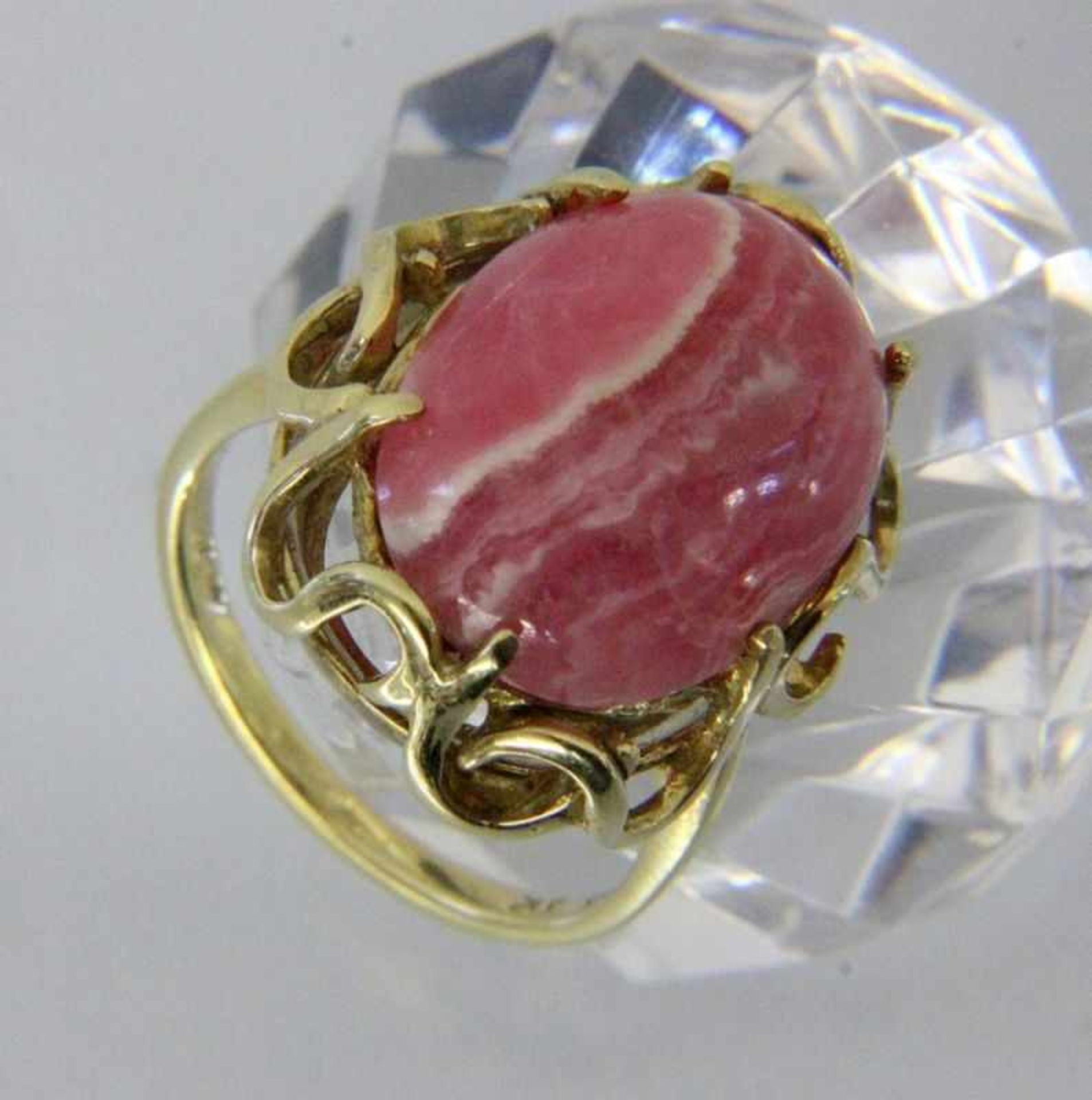 DAMENRING585/000 Gelbgold mit Rhodochrosit. Gr. 57, Brutto ca. 10,5gA LADIES' RING 585/000 yellow