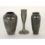 DREI JUGENDSTIL ZINNVASEN2 Vasen Kayserzinn. H. max.: 11,5cmTHREE ART NOUVEAU PEWTER VASES 2 vases